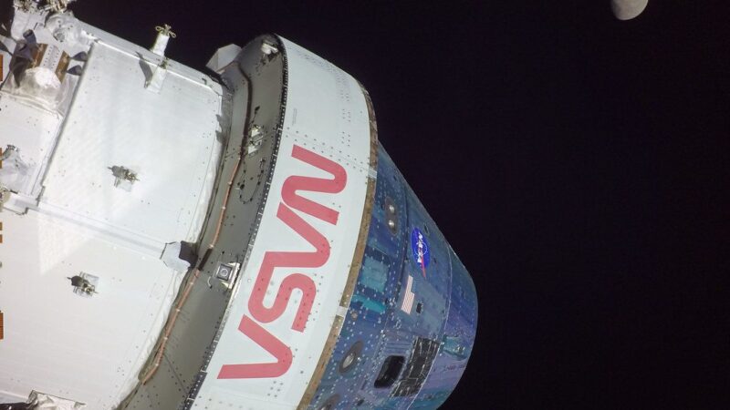 Aplink Mėnulį apskrieję astronautai sulaukė Trumpo dėmesio: siunčiamas kvietimas