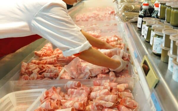 Šokas virtuvėje: ekspertai atskleidė, kiek laiko mėsa gali būti saugoma šaldiklyje ir kada tampa nuodu