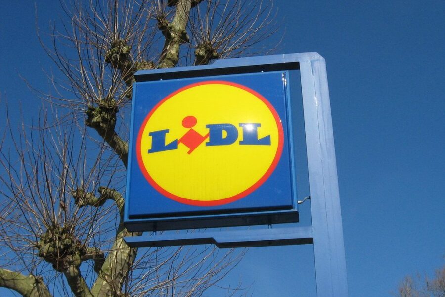 Išsikrovė telefonas prie kasos? Sužinokite, kaip vis tiek gauti nuolaidas apsiperkant „Lidl”