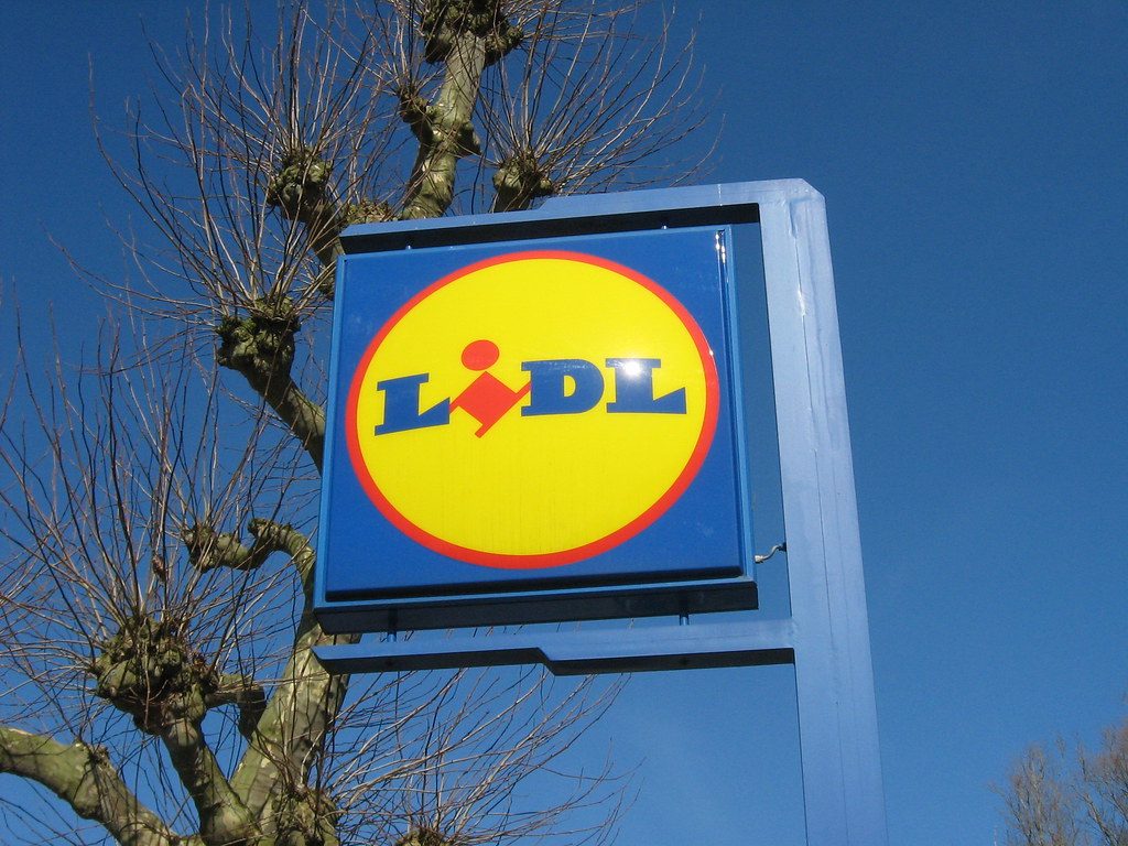Išsikrovė telefonas prie kasos? Sužinokite, kaip vis tiek gauti nuolaidas apsiperkant „Lidl”
