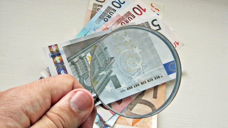 Klastočių banga Europoje: Europol pradėjo 70 tyrimų dėl valiutų klastojimo, dauguma siuntų – iš Kinijos