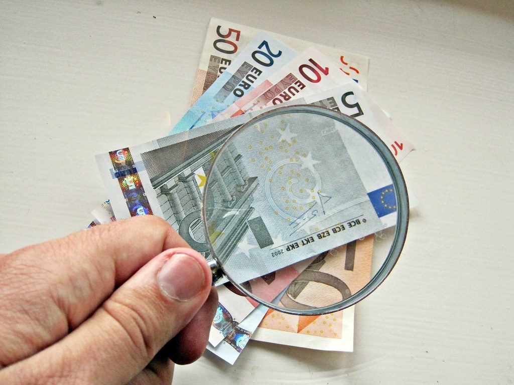 Klastočių banga Europoje: Europol pradėjo 70 tyrimų dėl valiutų klastojimo, dauguma siuntų – iš Kinijos