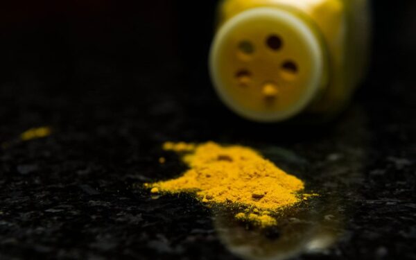 Nusidažė nagai ruošiant vakarienę? Paprastas produktas iš virtuvės išgelbės jūsų manikiūrą