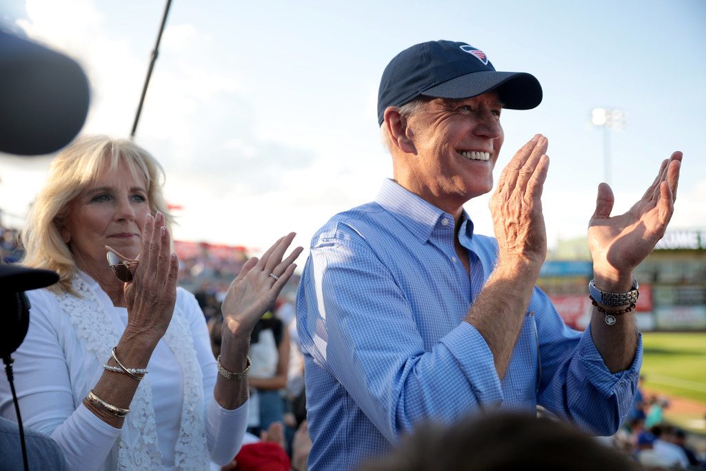 Buvęs Jill Biden vyras – už grotų: jam pateikti kaltinimai dėl žmonos mirties