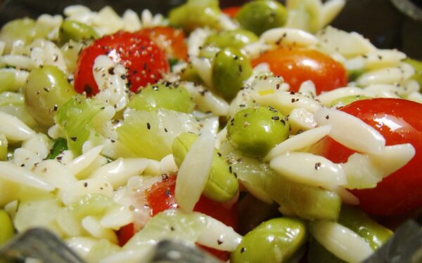 Balta mišrainė atsibodo? Šios 3 salotos šiemet taps Velykų stalo žvaigždėmis