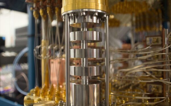 Kvantiniai kompiuteriai daugiau nebestrigs? Mokslininkai aptiko retą trigubą superlaidininką