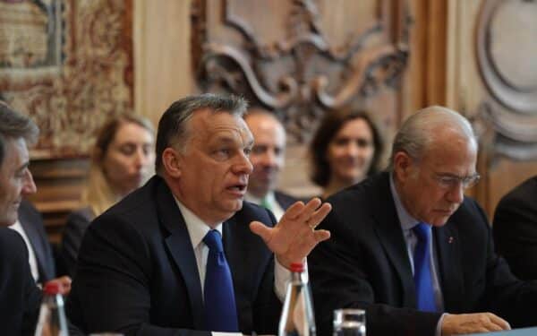 Orbánas įsakė stabdyti dujų tiekimą Ukrainai: sprendimas kelia teisinių klausimų