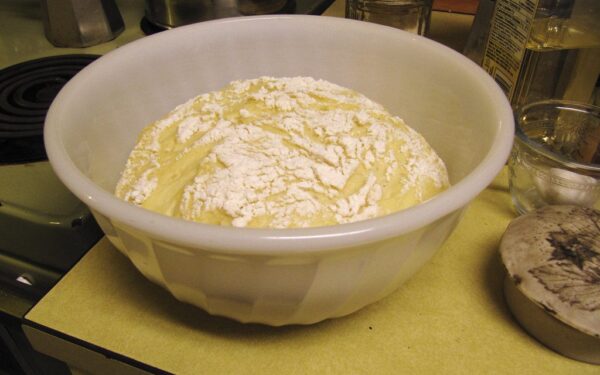 Kodėl subliūkšta mieliniai kepiniai? Šefas atskleidė klaidą, kurią daro beveik visi