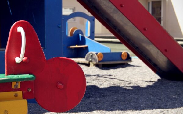 Kodėl šeimos vis dažniau renkasi privačius darželius? Esminiai skirtumai, kurie lemia vaiko savijautą