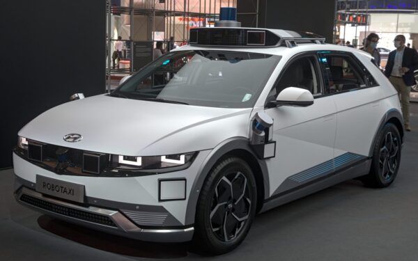 Taksi be vairuotojų jau čia pat: kodėl „Uber“ į šią naujovę investuoja milijardus?