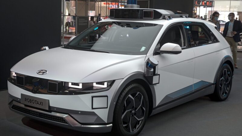 Taksi be vairuotojų jau čia pat: kodėl „Uber“ į šią naujovę investuoja milijardus?