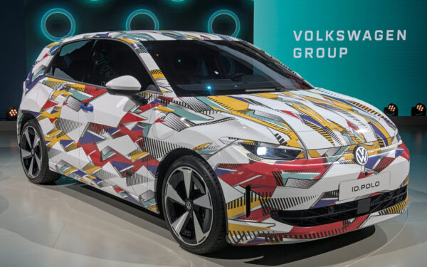 „Volkswagen” atskleidė naująjį elektrinį modelį – retro mygtukai ir nostalgiškas dizainas privertė internautus ašaroti