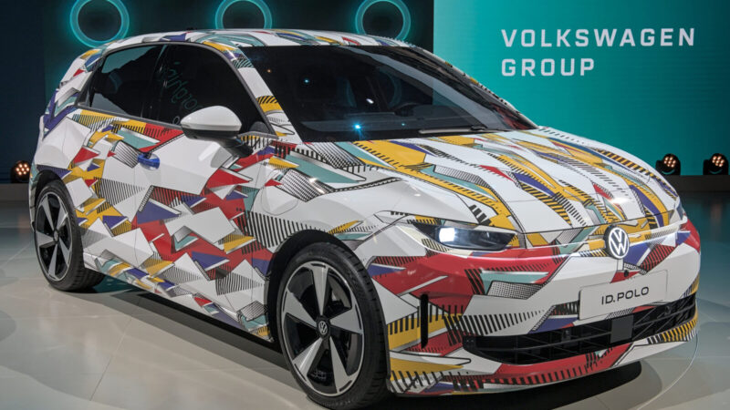 „Volkswagen” atskleidė naująjį elektrinį modelį – retro mygtukai ir nostalgiškas dizainas privertė internautus ašaroti