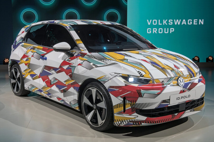 „Volkswagen” atskleidė naująjį elektrinį modelį – retro mygtukai ir nostalgiškas dizainas privertė internautus ašaroti