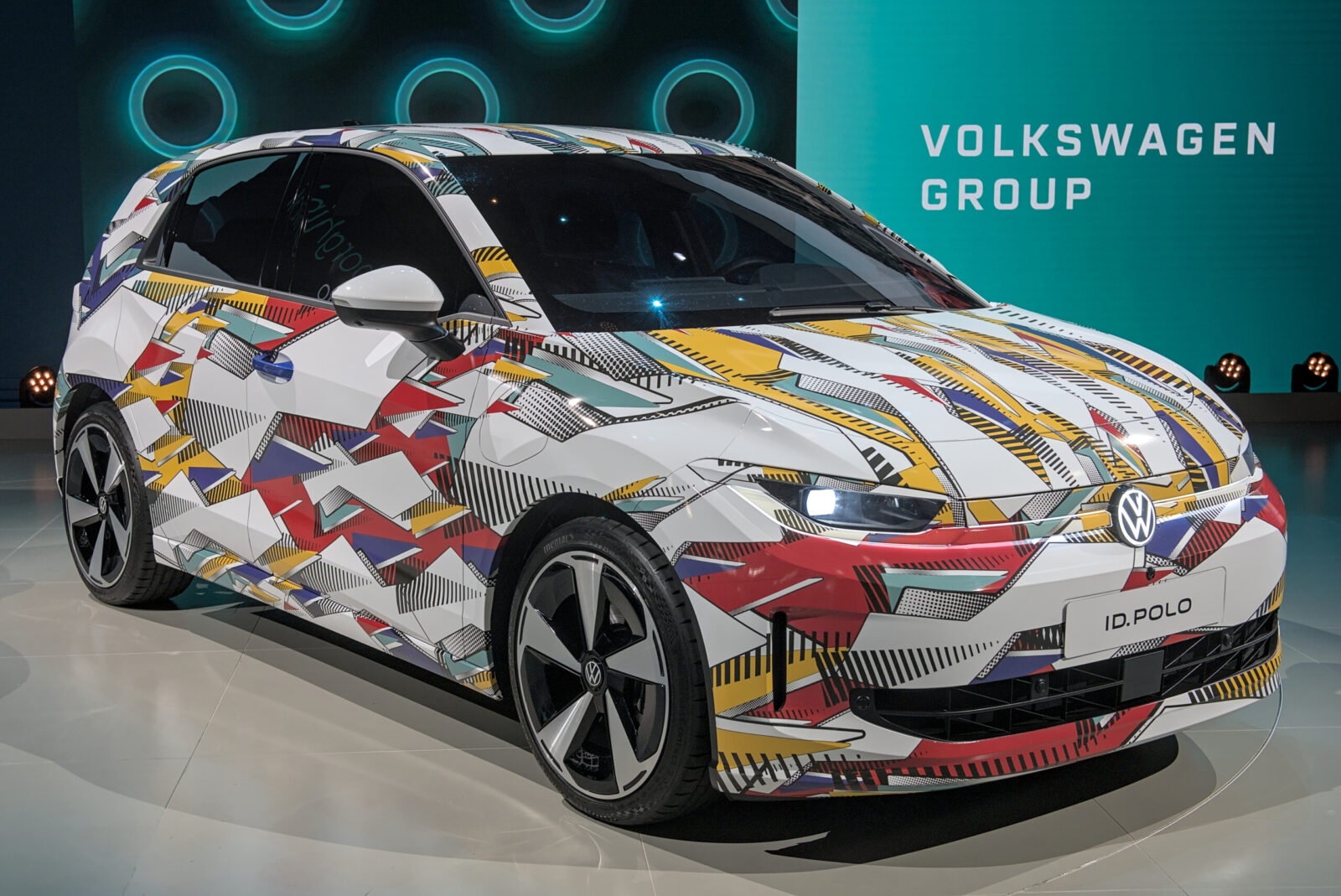 „Volkswagen” atskleidė naująjį elektrinį modelį – retro mygtukai ir nostalgiškas dizainas privertė internautus ašaroti