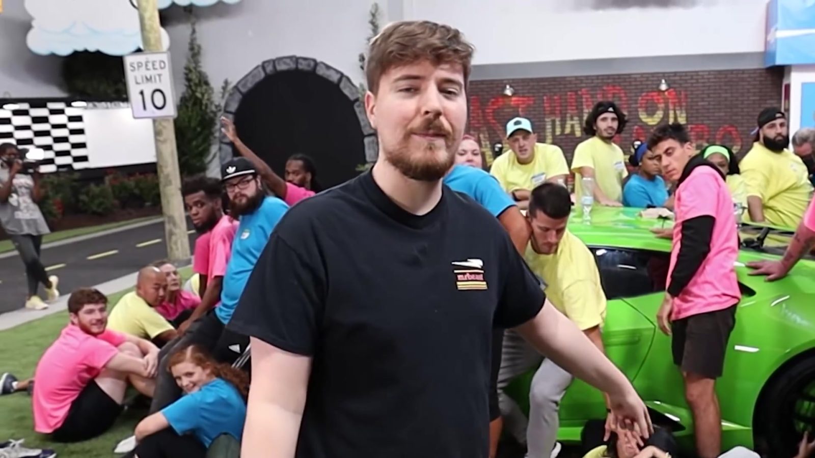 Skandalas „MrBeast“ komandoje: darbuotojas bandė apgauti sistemą ir sulaukė milžiniškos baudos