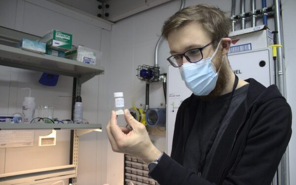 Nuodai mūsų kūne nesuyra dešimtmečius: mokslininkai rado būdą, kaip juos sunaikinti