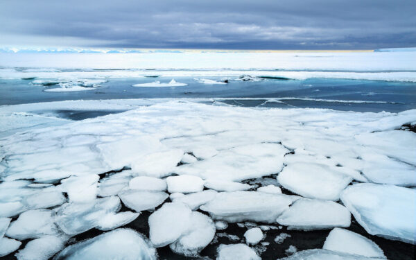 Rožiniai akmenys išdavė Antarktidos paslaptį: po ledynu aptikta milžiniška 175 mln. metų senumo masė