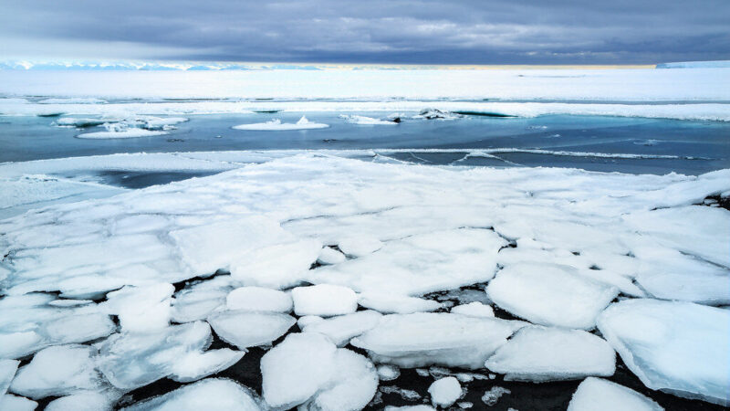 Rožiniai akmenys išdavė Antarktidos paslaptį: po ledynu aptikta milžiniška 175 mln. metų senumo masė