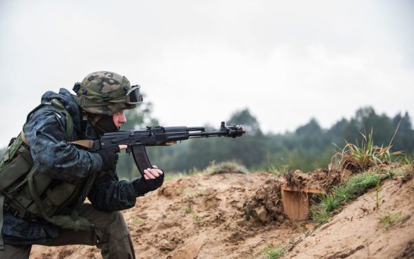 Karinė tapatybė kaip būtinybė: Ukrainos jaunimui nauja realybė, siūloma ruoštis ilgai kovai