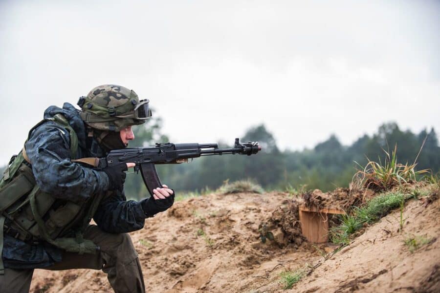 Karinė tapatybė kaip būtinybė: Ukrainos jaunimui nauja realybė, siūloma ruoštis ilgai kovai