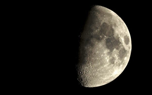 Mėnulis pamažu traukiasi ir skyla: tai gali kelti grėsmę NASA misijoms