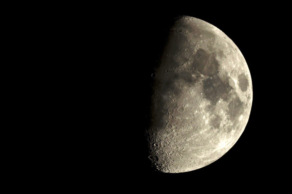 Mėnulis pamažu traukiasi ir skyla: tai gali kelti grėsmę NASA misijoms