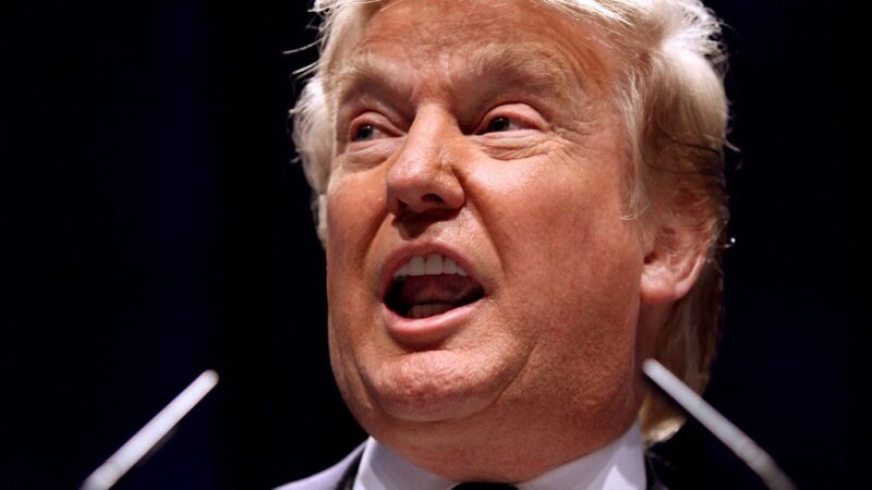 Politinis mūšis Vašingtone baigėsi: Trumpas pasirašė biudžeto įstatymą