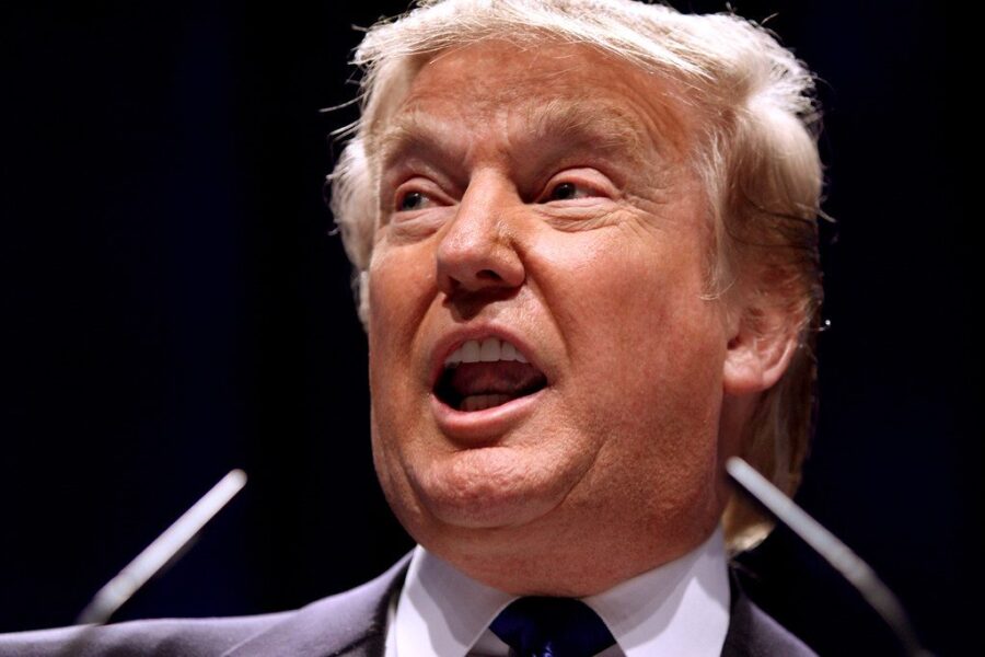 Politinis mūšis Vašingtone baigėsi: Trumpas pasirašė biudžeto įstatymą