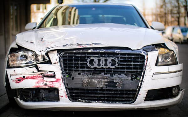 Girta vairuotoja Šiauliuose sukėlė avariją ir pasišalino: promilės priblokš net visko mačiusius