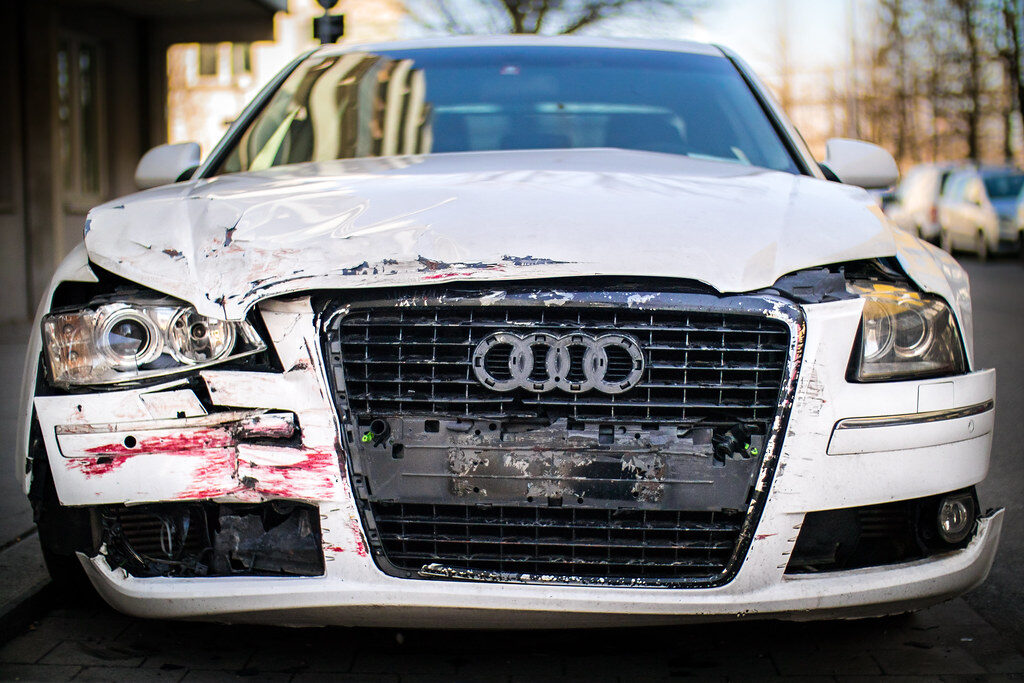 Girta vairuotoja Šiauliuose sukėlė avariją ir pasišalino: promilės priblokš net visko mačiusius