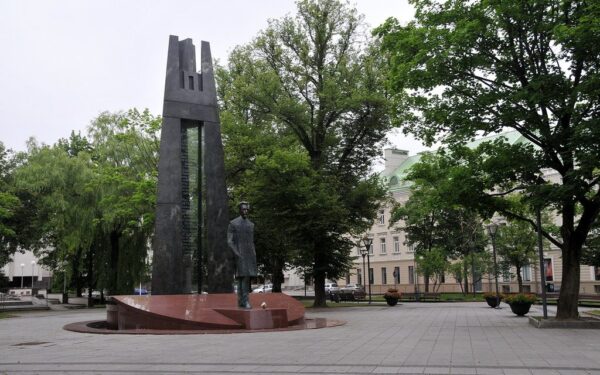 Įžūlus vandalizmas Vilniaus centre: apipaišytas tautiškos giesmės autoriaus paminklas