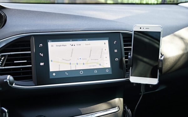 „Pixel“ savininkai įsiutę: po atnaujinimo „Android Auto“ nebeveikia sklandžiai