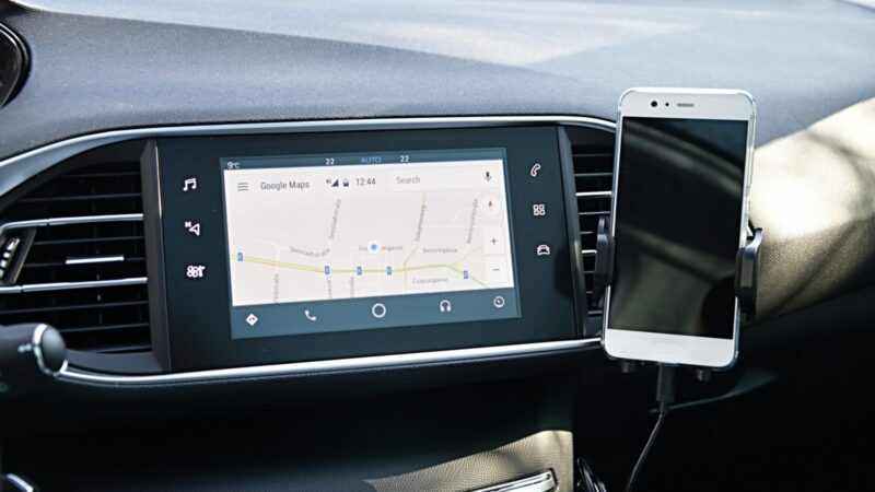 „Pixel“ savininkai įsiutę: po atnaujinimo „Android Auto“ nebeveikia sklandžiai
