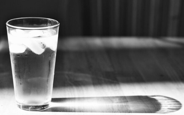 Plastikas jūsų vandenyje: paprasta virtuvės gudrybė gali pašalinti 90 proc. dalelių