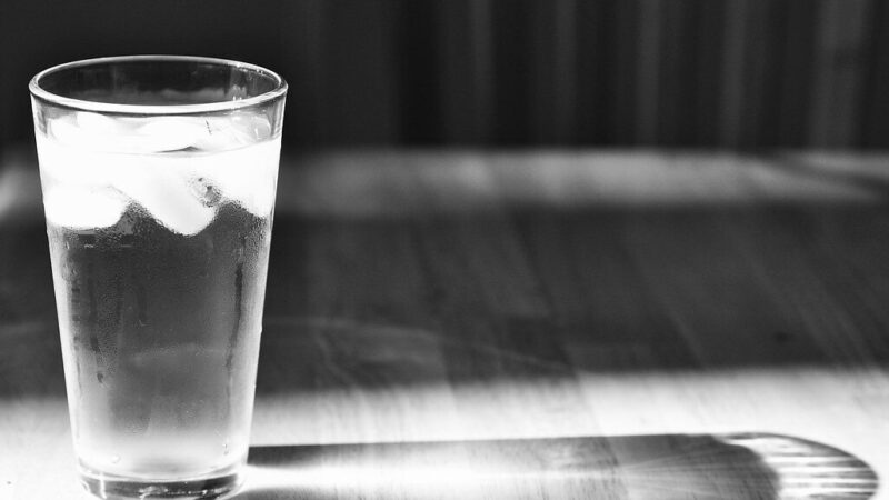 Plastikas jūsų vandenyje: paprasta virtuvės gudrybė gali pašalinti 90 proc. dalelių