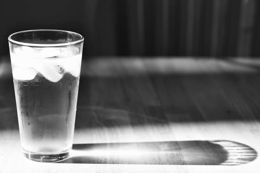 Plastikas jūsų vandenyje: paprasta virtuvės gudrybė gali pašalinti 90 proc. dalelių