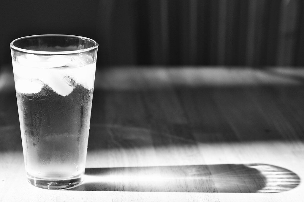 Plastikas jūsų vandenyje: paprasta virtuvės gudrybė gali pašalinti 90 proc. dalelių