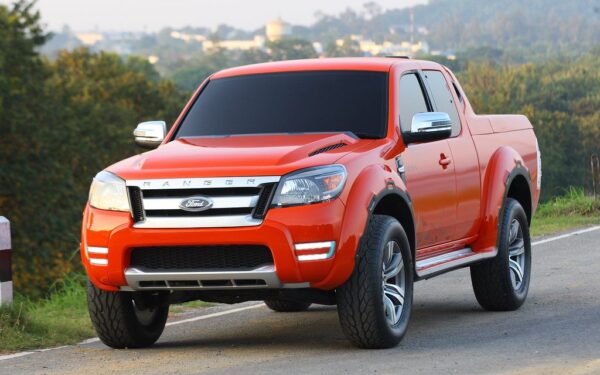 Kodėl „Ford“ ir „GM“ vėl renkasi benziną? Štai kokia rizika slypi už šio netikėto posūkio