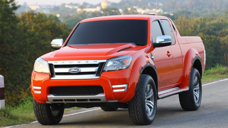 Kodėl „Ford“ ir „GM“ vėl renkasi benziną? Štai kokia rizika slypi už šio netikėto posūkio