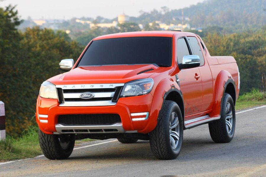 Kodėl „Ford“ ir „GM“ vėl renkasi benziną? Štai kokia rizika slypi už šio netikėto posūkio