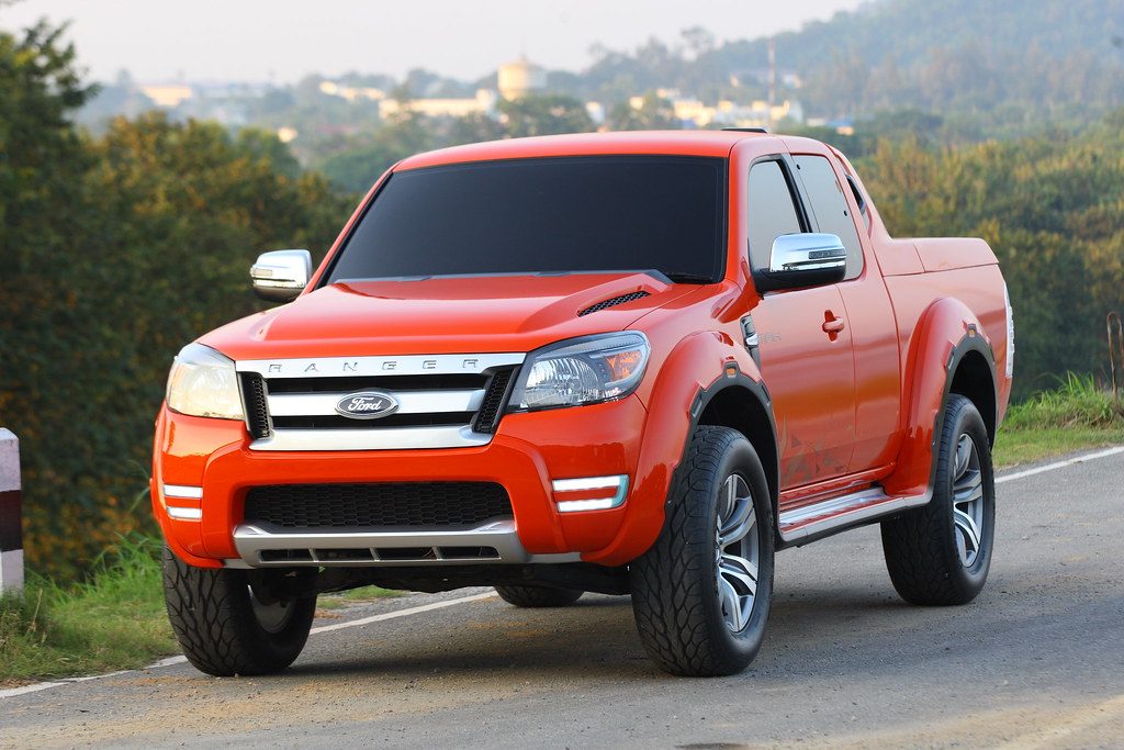 Kodėl „Ford“ ir „GM“ vėl renkasi benziną? Štai kokia rizika slypi už šio netikėto posūkio