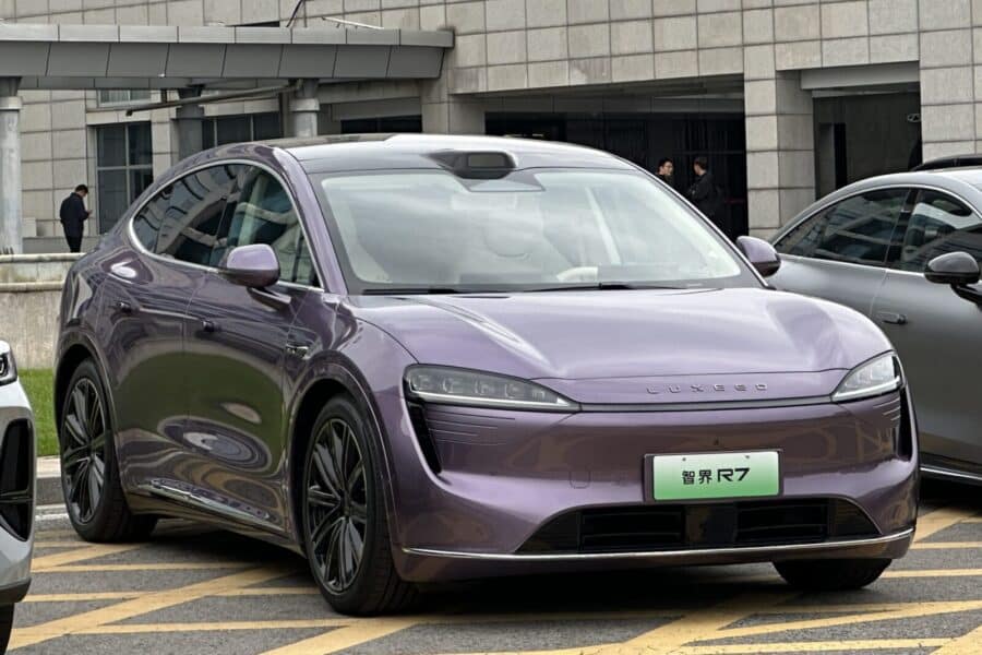 Kinai parodė tai, ko dar nematėte: oro pagalvė, kuri apgaubia galvą kaip šalmas