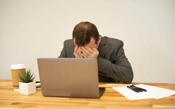 Senas stereotipas „vyrai neverkia“ griauna sveikatą: štai kas iš tiesų gelbsti gyvybes