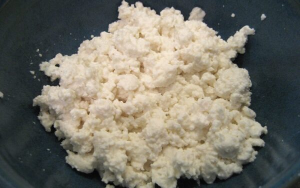 Pamirškite abejones dėl varškės tikrumo: 3 paprasti būdai, kaip namuose patikrinti kokybę