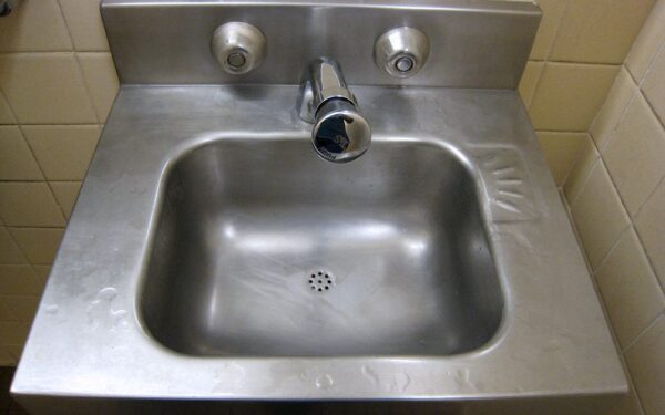 Neskubėkite išmesti senos kriauklės: štai kaip pigiai pasigaminti lauko krosnelę