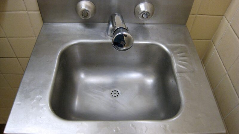 Neskubėkite išmesti senos kriauklės: štai kaip pigiai pasigaminti lauko krosnelę