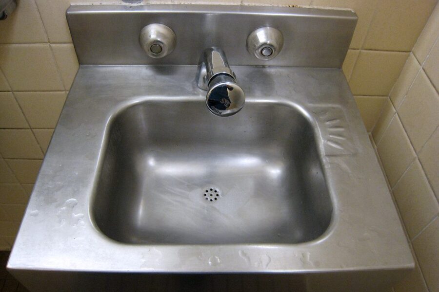 Neskubėkite išmesti senos kriauklės: štai kaip pigiai pasigaminti lauko krosnelę