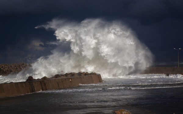 „NASA“ užfiksavo rekordinę bangą: kaip iš niekur atsiranda vandens sienos?
