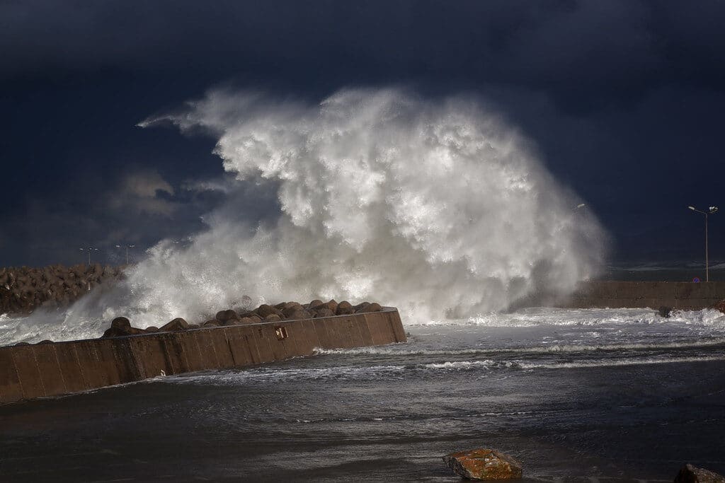 „NASA“ užfiksavo rekordinę bangą: kaip iš niekur atsiranda vandens sienos?